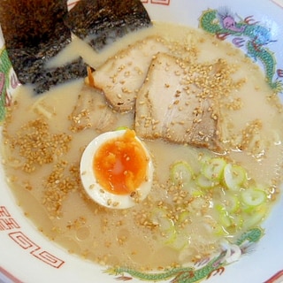 とんこつラーメン（焼き豚・卵・海苔）